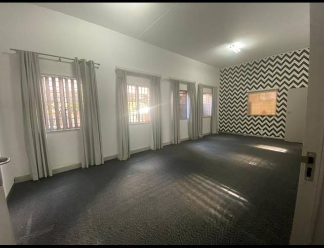 400M² WAREHOUSE TO LET IN EASTGATE